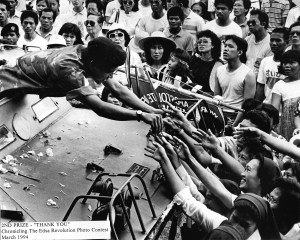 EDSA REVOLUTION / FEBRUARY 1986 Catholic nuns and supporters of the EDSA people's revolt greets a soldier on board his V-150 armored tank at EDSA. PDI PHOTO/BOY CABRIDO